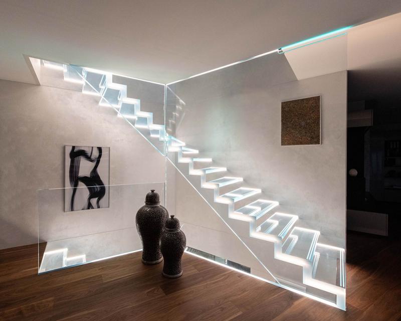 Exklusive Glastreppe mit Beleuchtungssystem