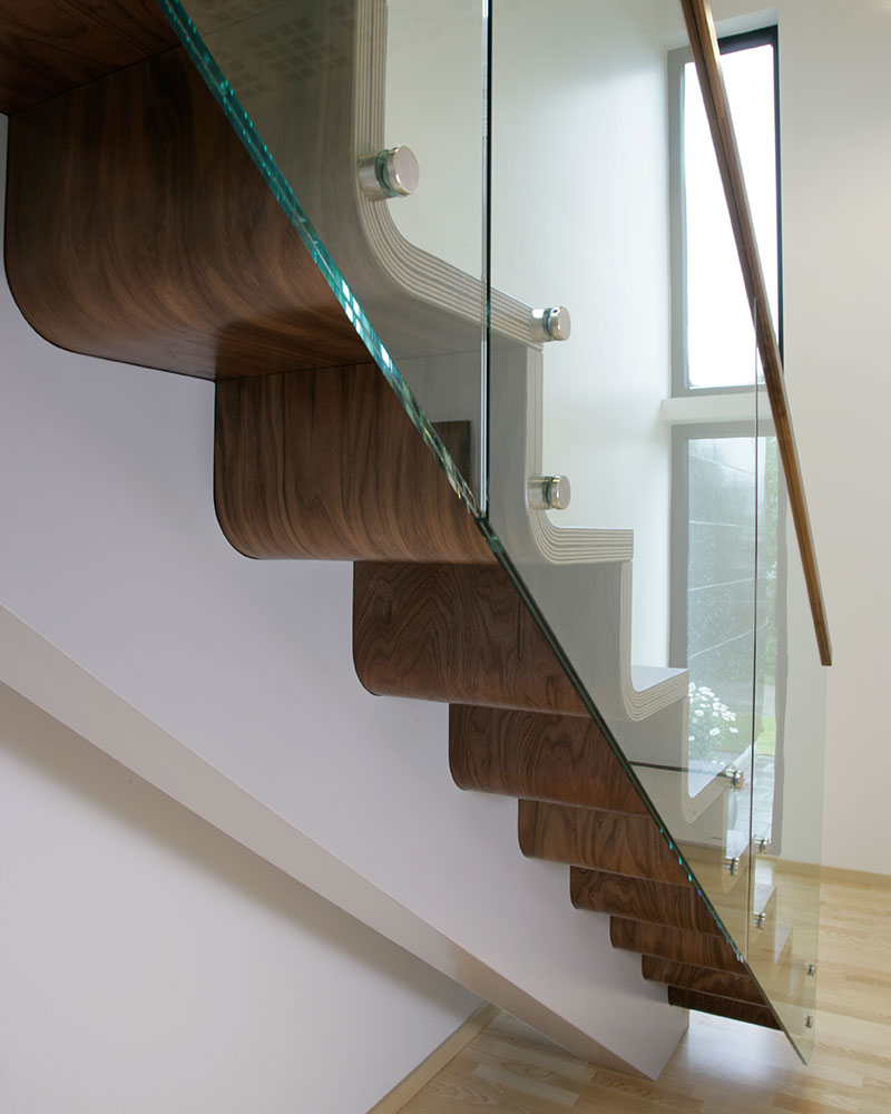 Designtreppe aus schichtverleimten Stufen und Glasgeländer