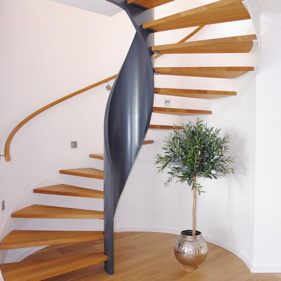 Elegante Spindeltreppe mit Holzstufen von Saage Treppenbau