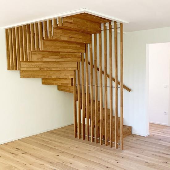 Halbgewendelte Faltwerktreppe mit Designgeländer von Ammann Treppen