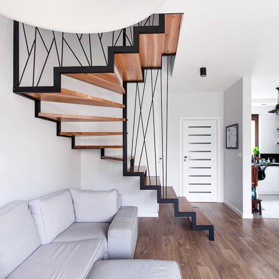 Halbgewendelte Stahl-Holz Treppe mit Designgeländer von Holztreppenauspolen.de