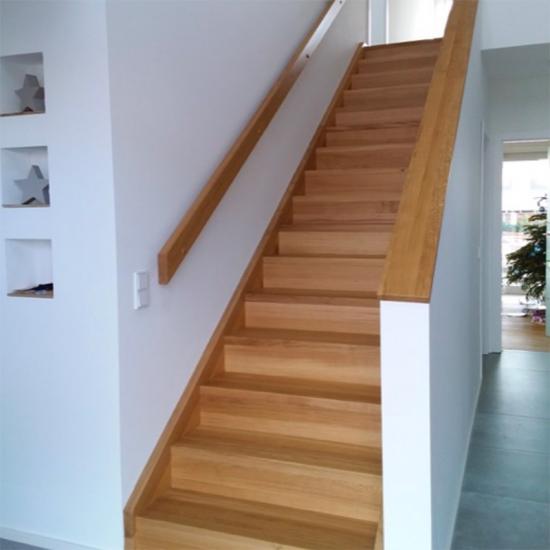 Moderne Treppenanlage mit Wandscheibengeländer von Holz 