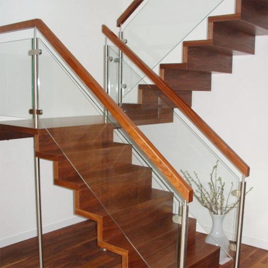 Podesttreppe mit Glasgeländer und Holzhandlauf von Schreinerei SEIM