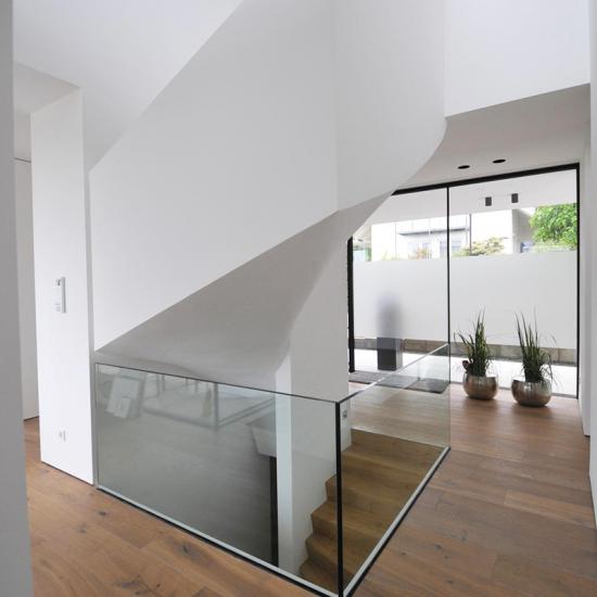 Moderne Designtreppe als Mittelpunkt im Haus von BECKER HOLZTREPPENBAU
