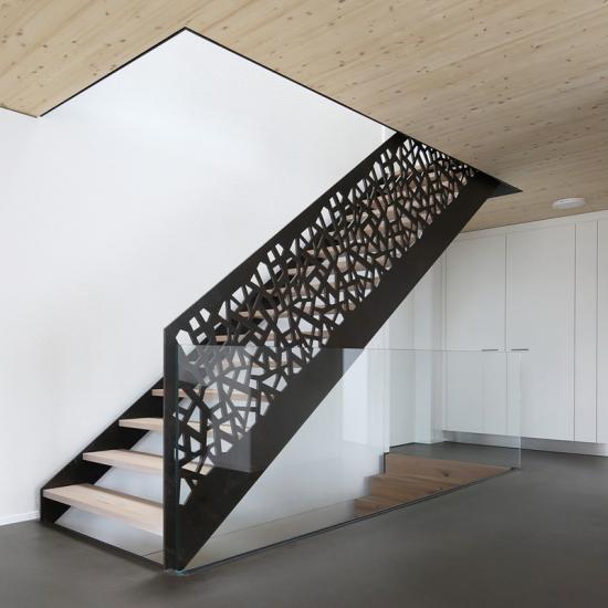 Design Wangentreppe aus Stahl und Eichenholzstufen von Gyger Metallbau AG