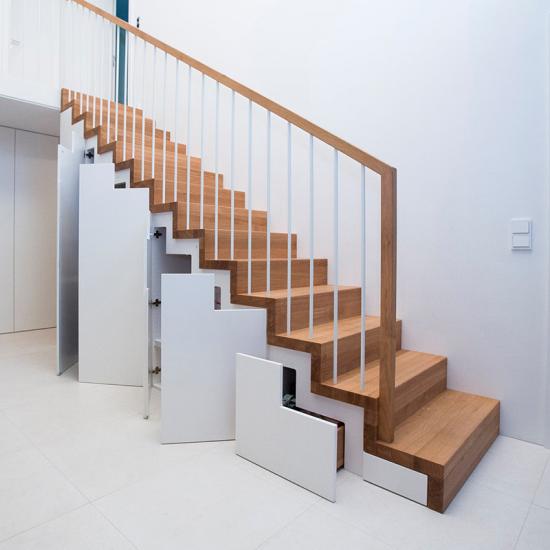 Moderne Stauraumtreppe mit Holzgeländer von WORTMANN Treppen