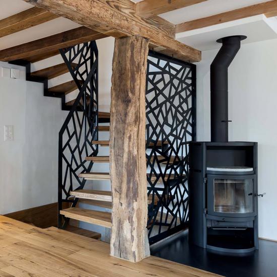 Individuelle Stahl-Holz Treppe mit Designgeländer von ISLER Treppenbau