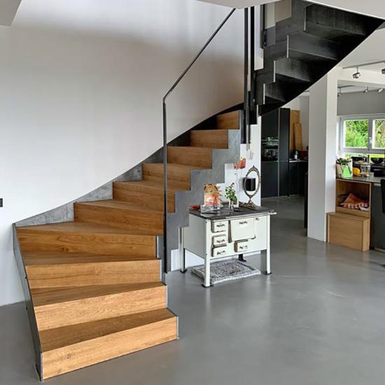 Moderne Treppe aus Holz und Stahl von Döllner Holztechnik