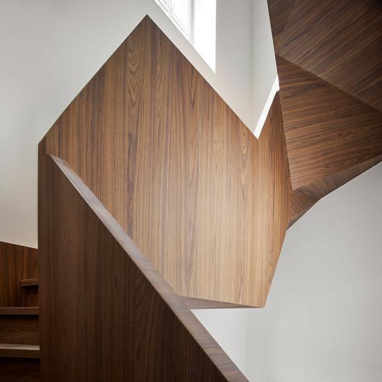 Architektonisch ausgefallene Treppe aus amerikanischen Eiche