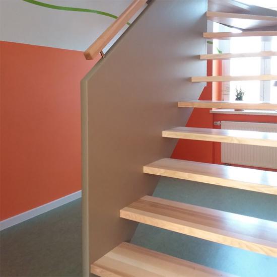 Moderne Treppenanlage mit brüstungshoher Innenwange in Esche-grau von HOLZ - BOLLE GmbH