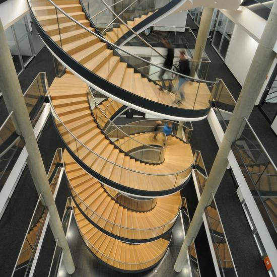 Ausdrucksstarke Designtreppe über fünf Geschosse von KERN Stahl- und Metallbau