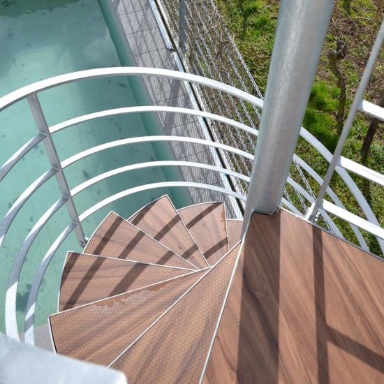 Spindeltreppe aus Stahl im Außenbereich von PILLITTERI Treppen und Metallbau