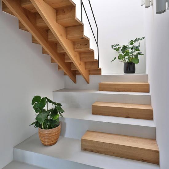 Individuelle Podesttreppe aus Holz und Beton von Schmidmayer Treppenbau