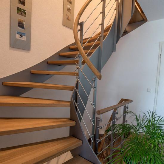 Moderne Stahl-Holz Treppe von HOLZ - ZENTRUM SCHWAB GmbH