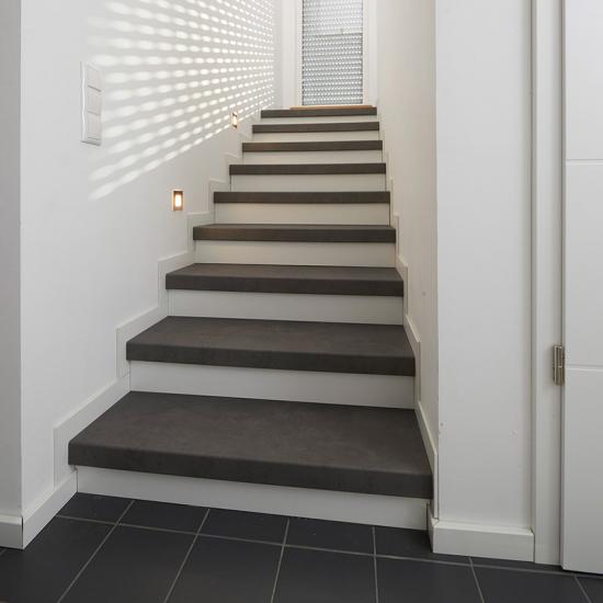 Moderne Treppenrenovierung mit Stufenelementen in grau
