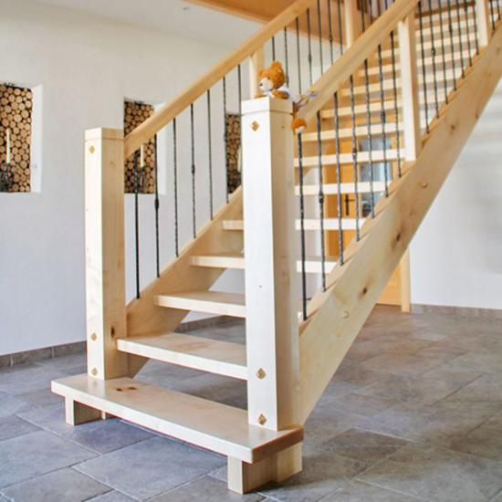 Eingestemmte Wangentreppe aus Holz von KRALLER Ihr Treppenspezialist