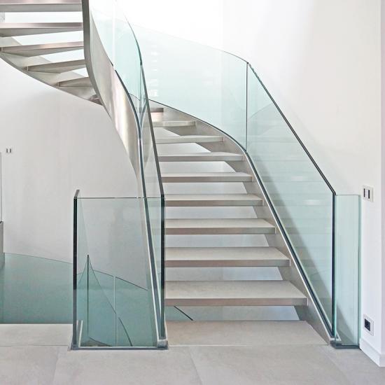 Design Wendeltreppe aus Stahl mit Glasgeländer von Saage Treppenbau