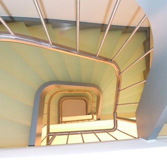 Individuelle Treppenanlage mit Glasstufen und Edelstahlgeländer von Treppenbau JOHN