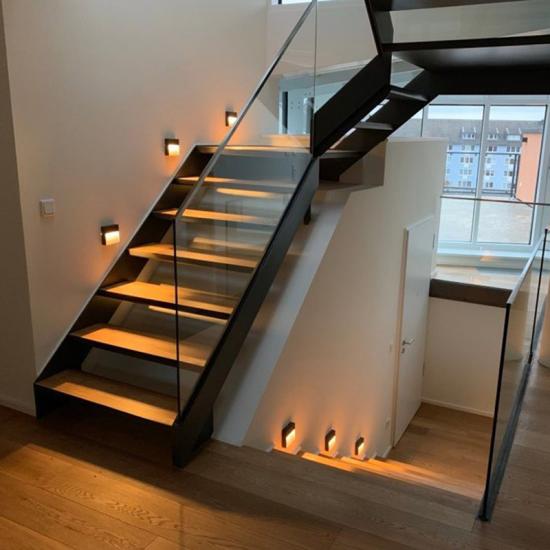 Individuelle Podesttreppe mit Glasgeländer von Metallbau Design Concepte