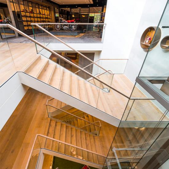 Geschäftshaustreppe mit Massivholzstufen und Glasgeländer von RICHTER Metallbau