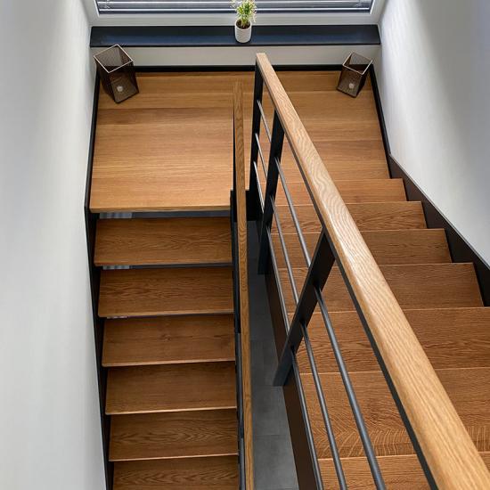 Moderne Podesttreppe mit Stahlwangen von Treppenbau SEIFERT