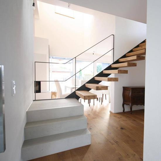 Design Kragarmtreppe als Eyecatcher im Wohnbereich von FRIEDRICH Treppenbau
