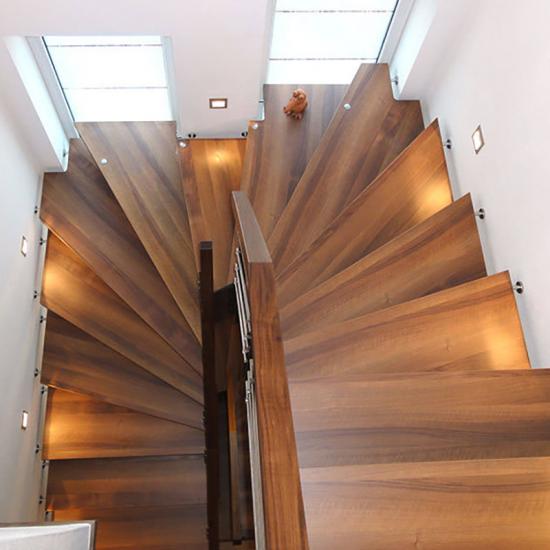 Individuelle halbgewendelte Treppe mit Stufenbeleuchtung von Grünewald - Haus der Treppen