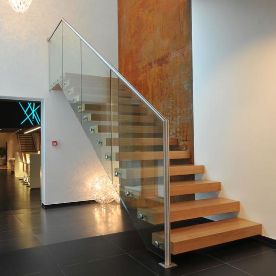 Kragarmtreppe mit in Wandscheibe integrierter Kastenwange von MetallArt Treppen GmbH