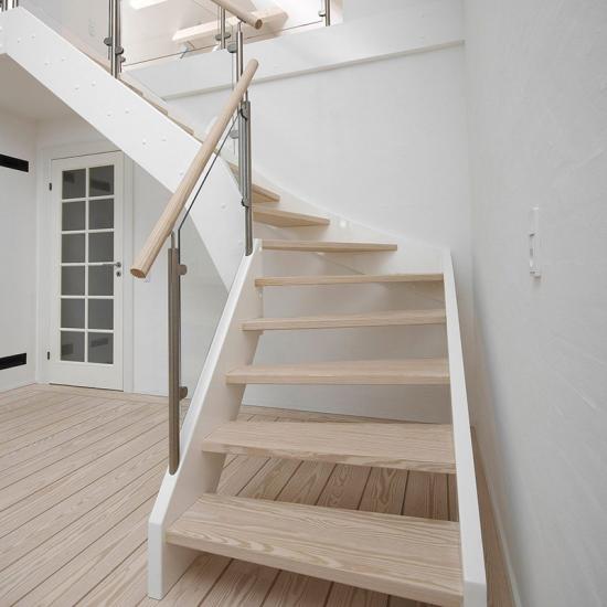 Moderne Holztreppe mit rundem Handlauf von ROZEK Treppen-Fenster-Türen