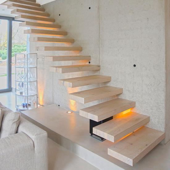 Moderne Kragarmtreppe aus Holz von Saage Treppenbau