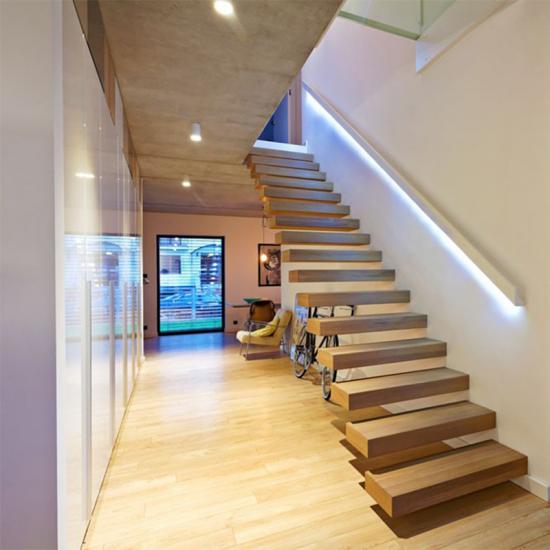 Moderne Kragarmtreppe aus Eichenholz von TBS Treppen 