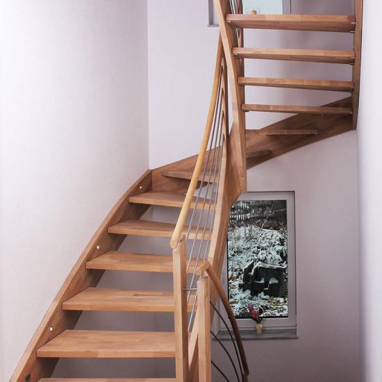 Halbgewendelte Holztreppe im Treppenhaus von Kreuzberger Treppenbau