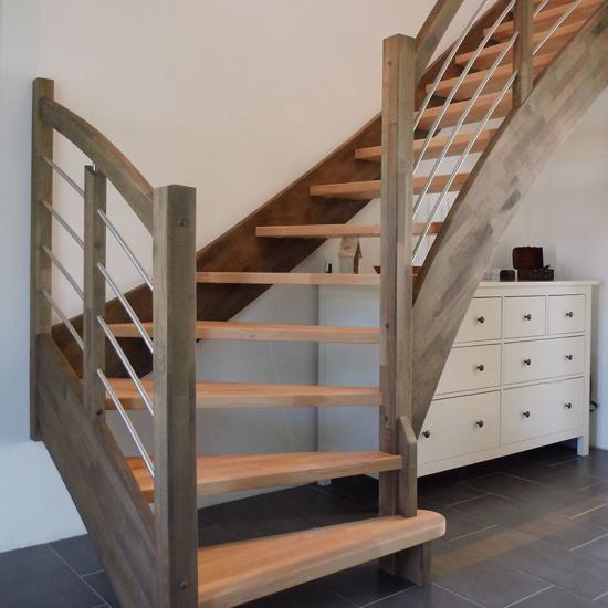 Holztreppe mit Edelstahl Geländerstäben von ARKTIC Treppentechnik