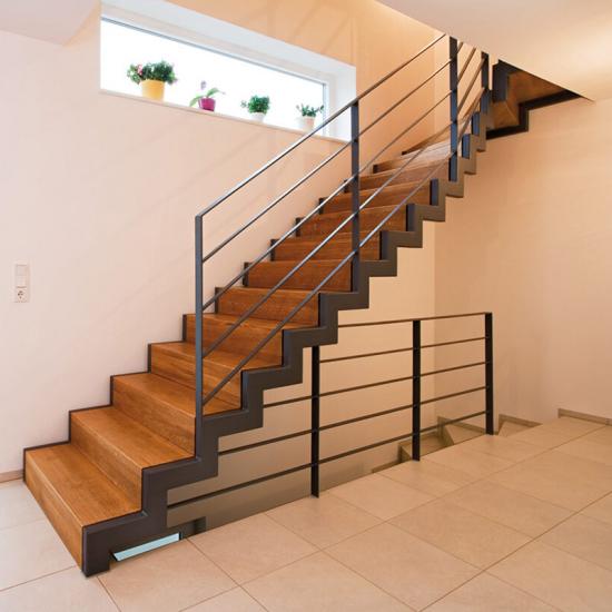 Moderne Holz-Stahl Treppe