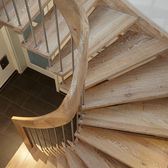 Handlauftreppe in gekälkter Eiche von HEGERS - Ihre Treppe
