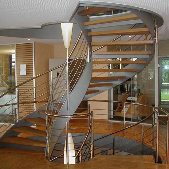 Wendeltreppe mit Stahlwangen und Massivholzstufen von Treppenstudio RAUCH