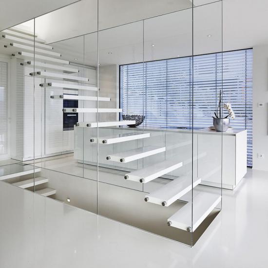 Freitragende Designtreppe im Wohnbereich von thomaseth 
