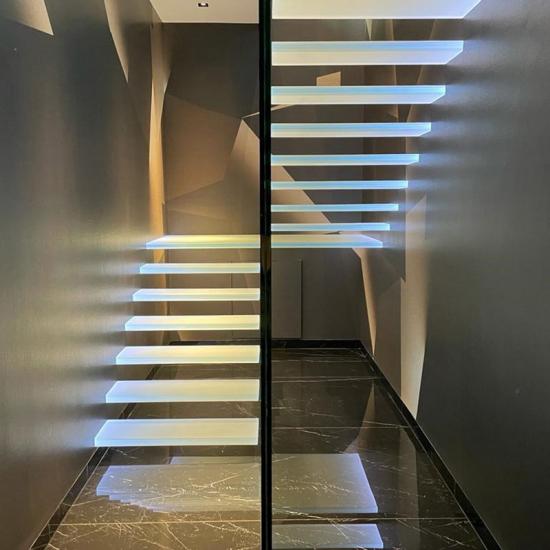 Design-Kragarmtreppe mit beleuchteten Glasstufen von WACHENFELD Natursteinwerk