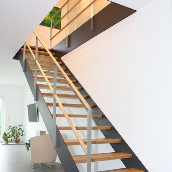 Gerade Treppe mit Holzstufen und Metallwangen von PALTIAN Treppenbau