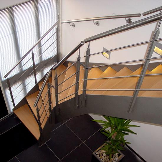 Moderne Treppe aus Holz/Stahl von VS Treppensysteme