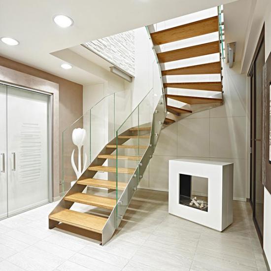Stahltreppe mit Holzstufen und Glasgeländer von Treppenbau Heinlein