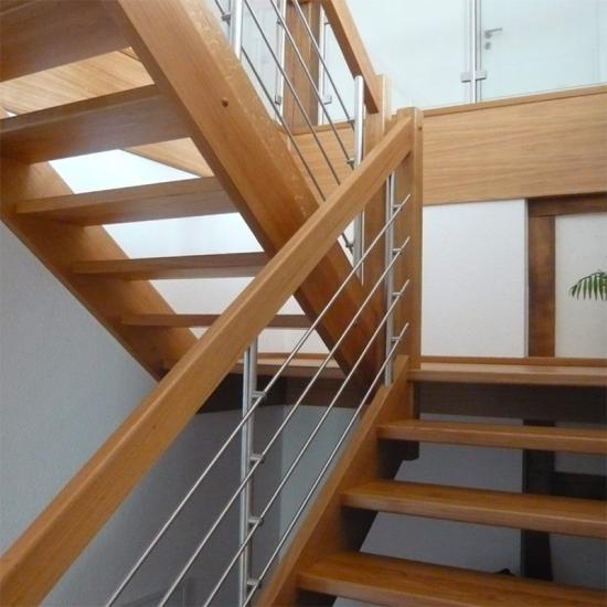 Moderne Podesttreppe mit Holz-Edelstahlhandlauf von Schreinerei SEIM