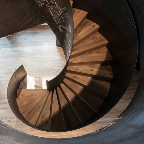 Metalltreppe als Designtreppe mit Massivholzstufen von Gyger Metallbau AG