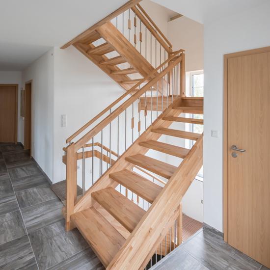 Moderne Holztreppe mit Metall/Holzgeländer