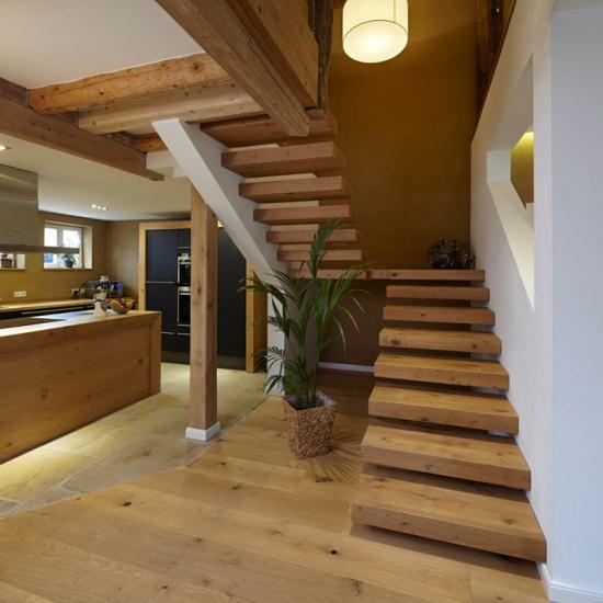 Freischwebende Kragarmtreppe aus Holz von HEGERS - Ihre Treppe