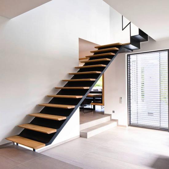 Ausdrucksstarke Designtreppe aus Holz und Stahl von Schreinerei Kuhaupt