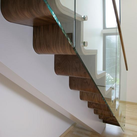 Designtreppe aus schichtverleimten Stufen und Glasgeländer von MELBY HOLZTREPPEN