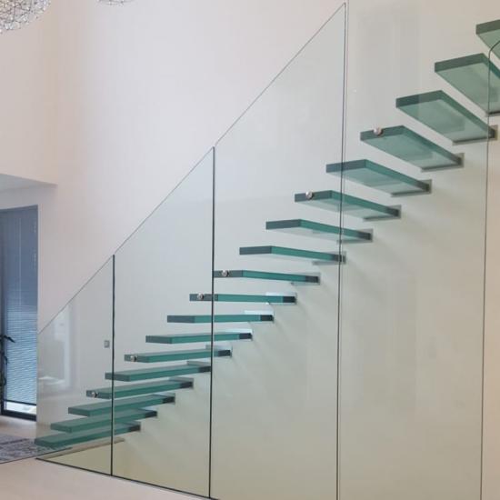 Moderne Kragarmtreppe mit Glaswand von WACHENFELD Natursteinwerk