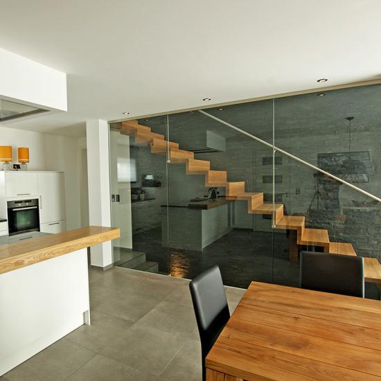 Moderne Holztreppe mit Glaswand von treppen arte®
