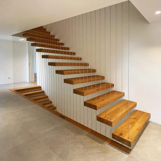 Moderne Kragarmtreppe mit Geländer aus Edelstahlseilen von AN Treppenbau GmbH
